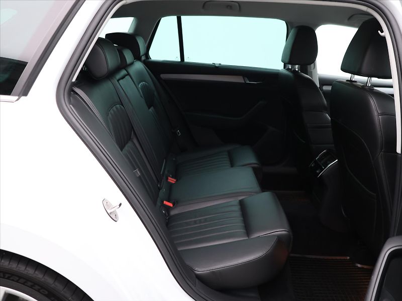 Škoda Superb 2,0 TDI 110kW DSG Style - fotka 14 z 35