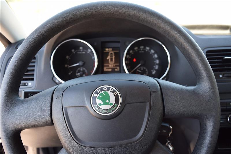 Škoda Yeti 1,2 TSI 77KW NÍZKÉ KM TAŽNÉ - fotka 38 z 47