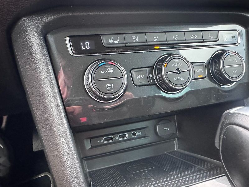 Volkswagen Tiguan (2020) R-LINE 1,5 TSI 110 KW 1. MAJ - fotka 29 z 50