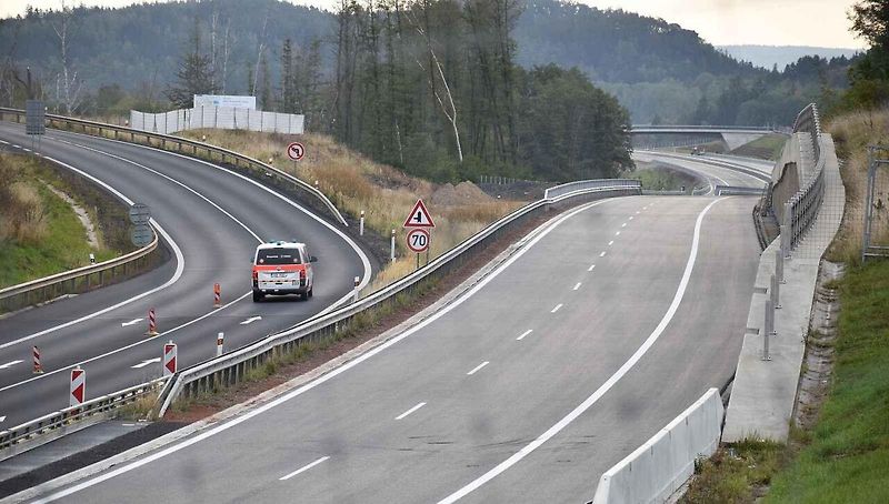 Nový úsek dálnice D6 poblíž Lubence.