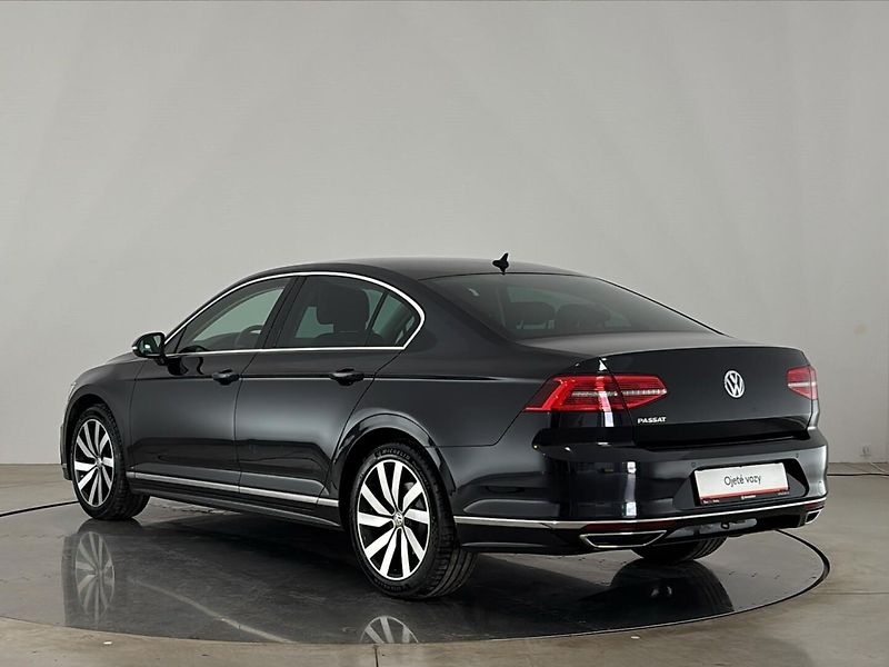 Volkswagen Passat R-Line DSG - fotka 15 z 32