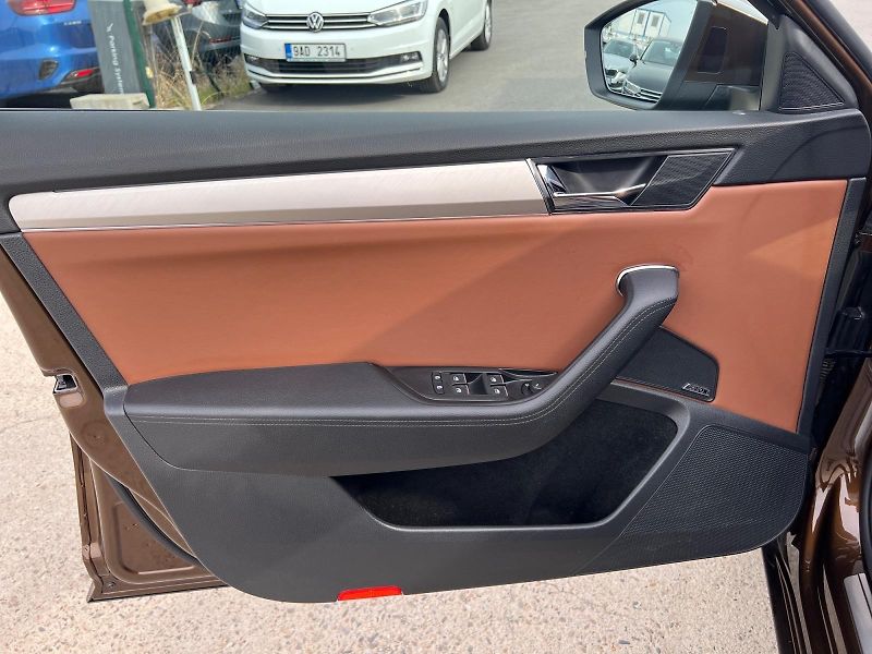 Škoda Superb (2023) L&K 140kW WEBASTO PANO TAŽNÝ - fotka 22 z 38