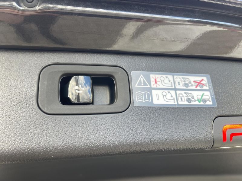 Mercedes-Benz Třídy C (2025) C 300 de 4MATIC kombi - fotka 21 z 21