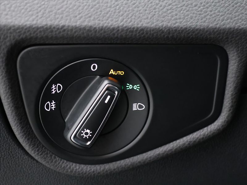 Volkswagen Touran 2,0 TDI DSG Highline 7Míst DPH - fotka 18 z 41