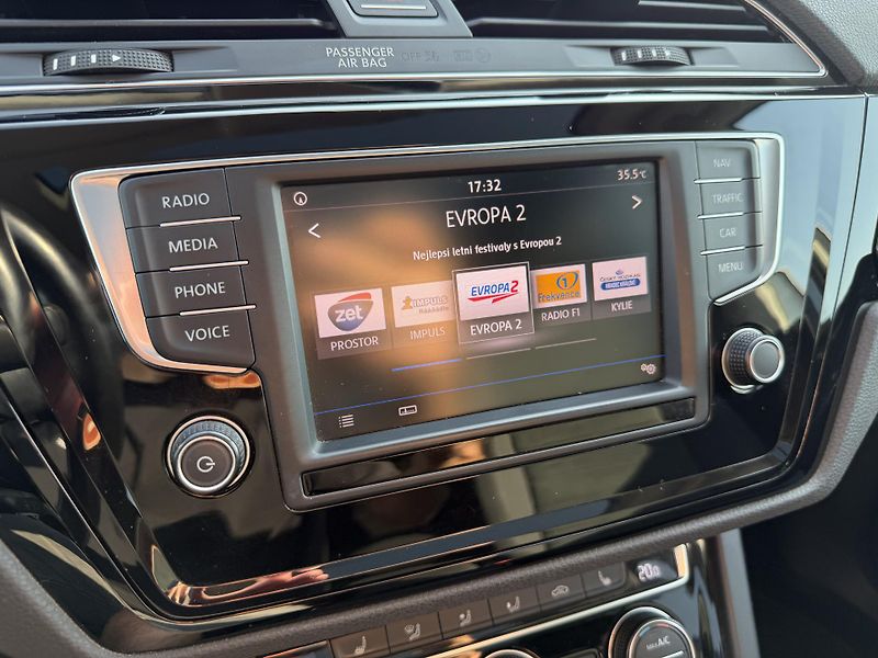 Volkswagen Touran 1.4 TSI PANO ALCANTARA MASÁŽ - fotka 21 z 44