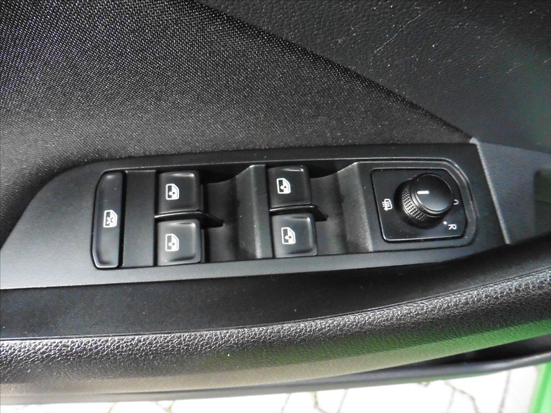 Škoda Scala 1,5 TSi 110kW, Led, Park, Temp - fotka 12 z 16