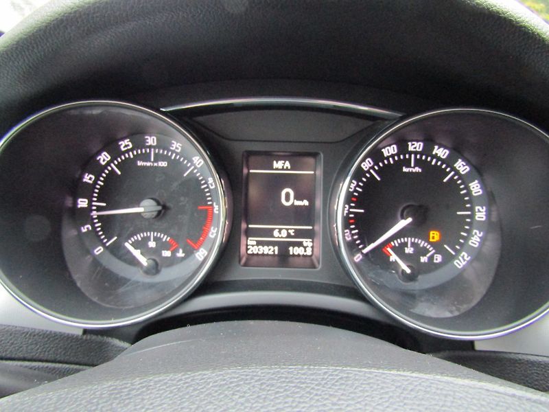 Škoda Superb (2011) 1.6 TDI 77kW - fotka 32 z 45