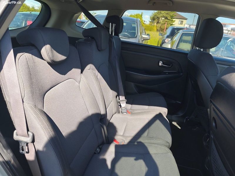 Kia Carens (2013) - fotka 17 z 33