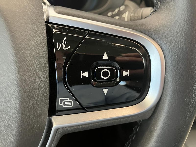Volvo XC60 B5 AWD Plus Dark AT8 - fotka 25 z 46