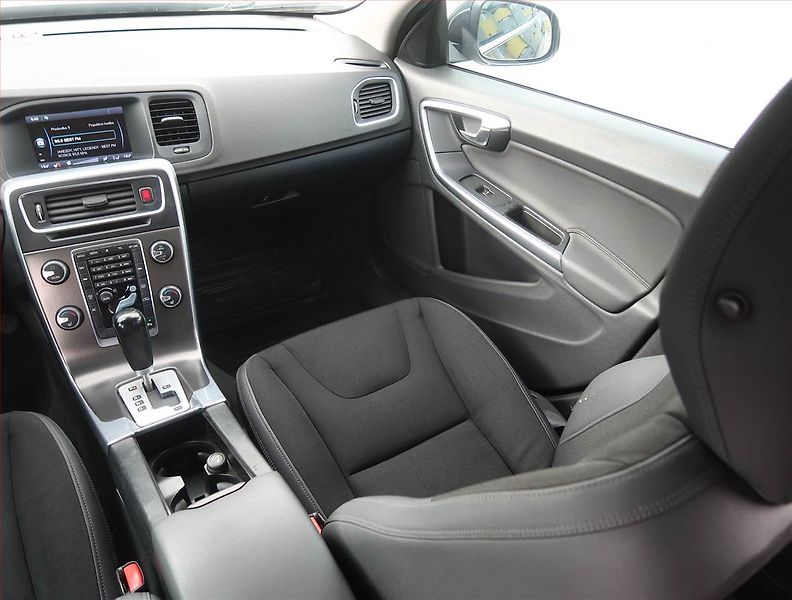 Volvo S60 (2011) D3, Automat, Navi, Tempomat - fotka 8 z 19