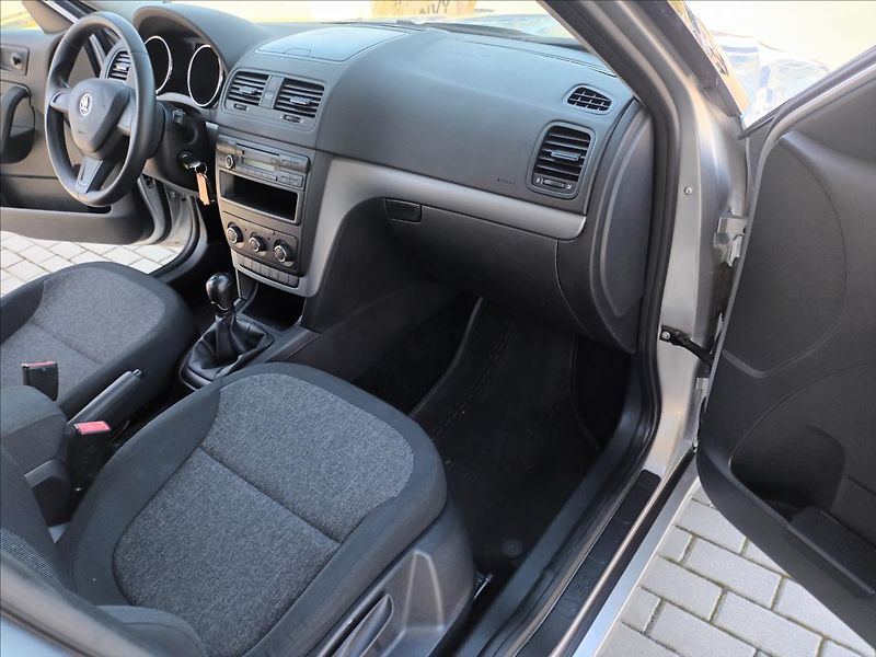 Škoda Yeti 1,2 TSI,77KW,SERVIS,PANO,TAŽNÉ - fotka 22 z 35