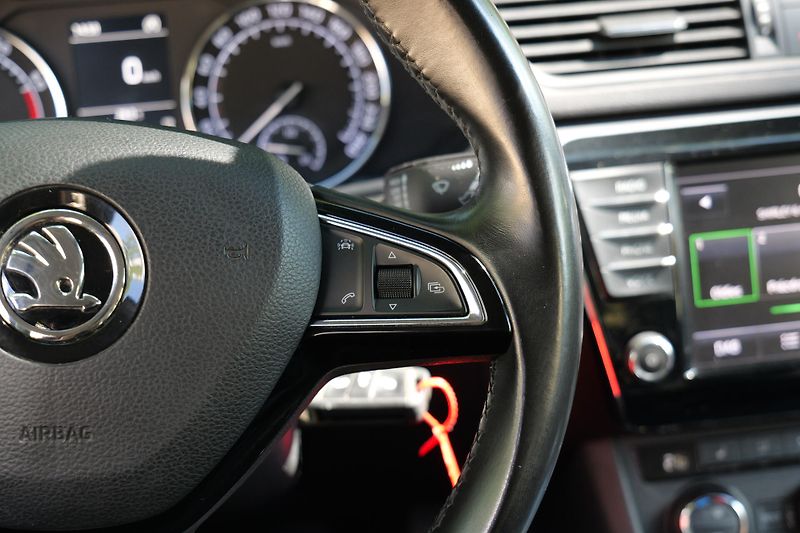 Škoda Superb 1.4 TSI Smartlink DAB PDC - fotka 17 z 28