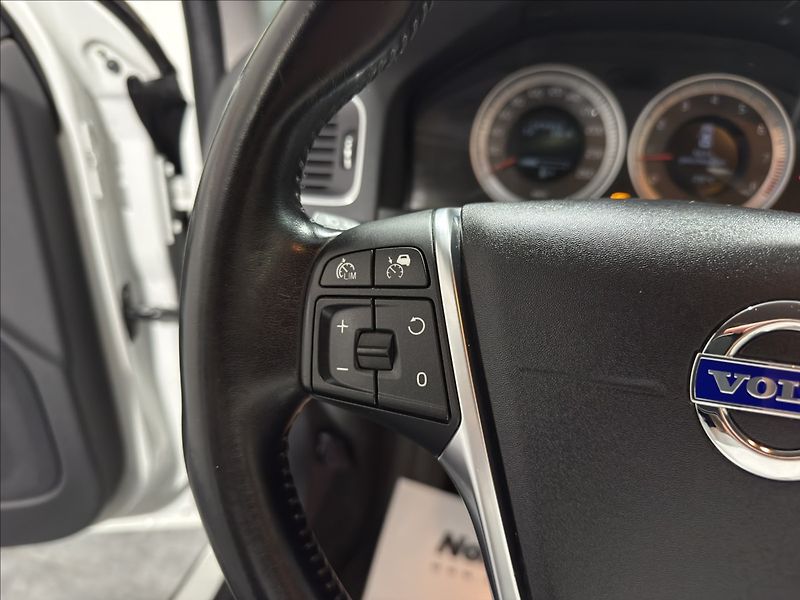 Volvo S60 1,6   T3 SUMMUM XENON BLIS - fotka 11 z 33