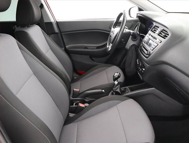 Hyundai i20 (2017) 1.2, Tempomat, Park. senzory - fotka 9 z 19