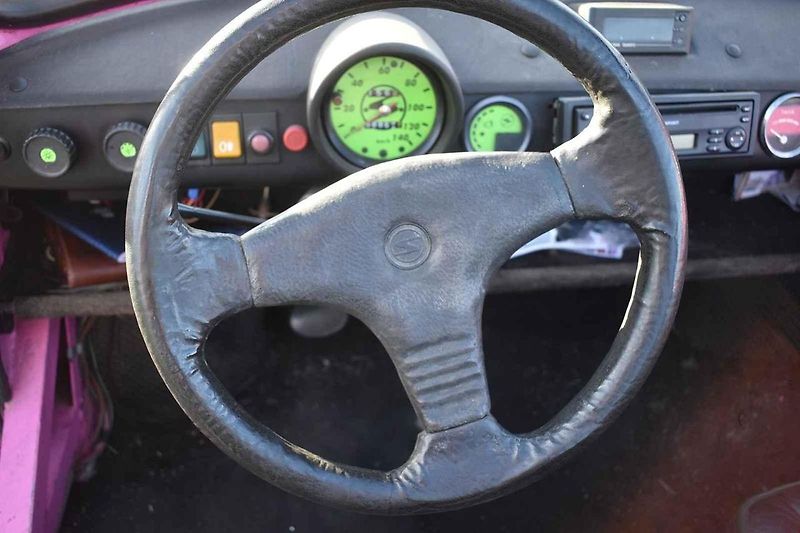Trabant Cabrio, zejména v takovéto růžové barvě, budí zaslouženou pozornost.
