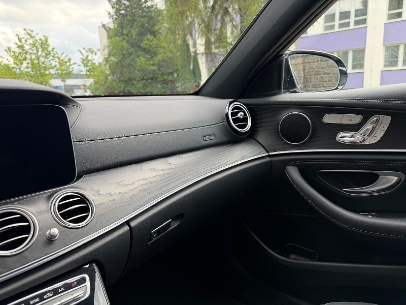 Mercedes-Benz Třídy E TOP / AMG 4matic/v zimě nejeté - fotka 29 z 30
