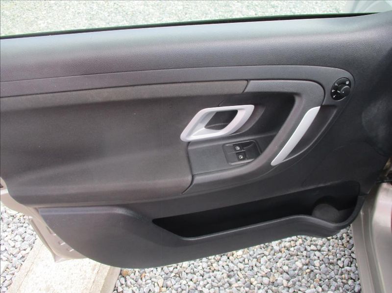 Škoda Fabia 1,4 i 16v, klima,servis,1.maj, - fotka 12 z 33