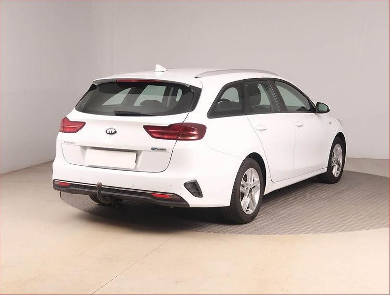 Kia Ceed (2022) Fresh 1.6 CRDi MHEV, ČR,1.maj - fotka 5 z 15