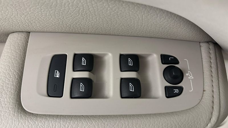 Volvo XC60 2.0 B4 AUT AWD Inscription - fotka 24 z 29