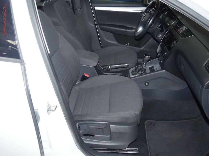 Škoda Octavia (2015) 2.0 TDi, ČR, DSG, AC, park - fotka 12 z 20