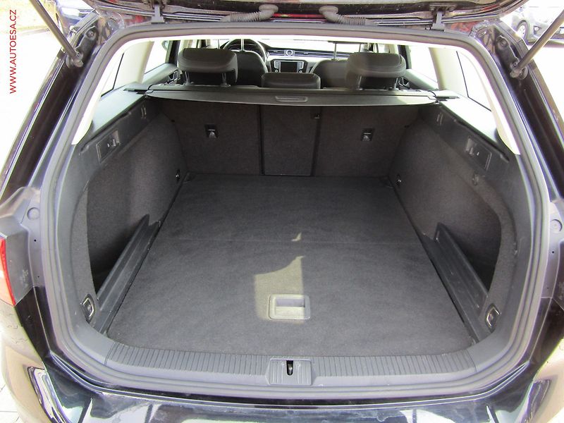 Volkswagen Passat (2017) 2.0 TDi, ČR - fotka 7 z 20