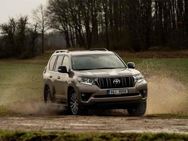 Různé verze Toyoty Land Cruiser