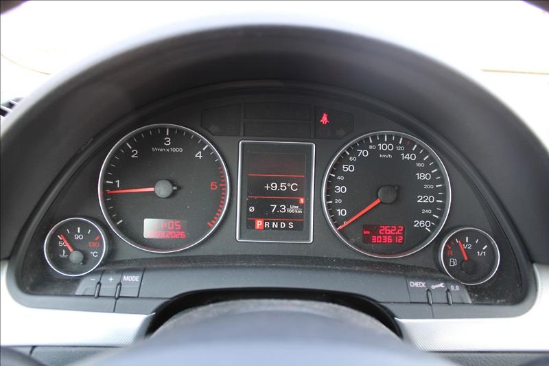 Audi A4 3,0 TDi  4x4,AUTOMAT,XENONY - fotka 15 z 29