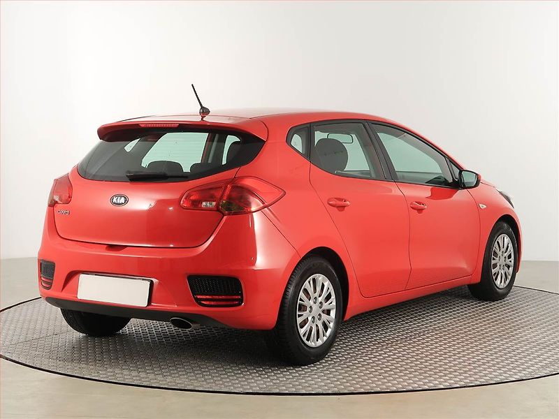 Kia Ceed (2015) Silver 1.4 CVVT - fotka 5 z 17