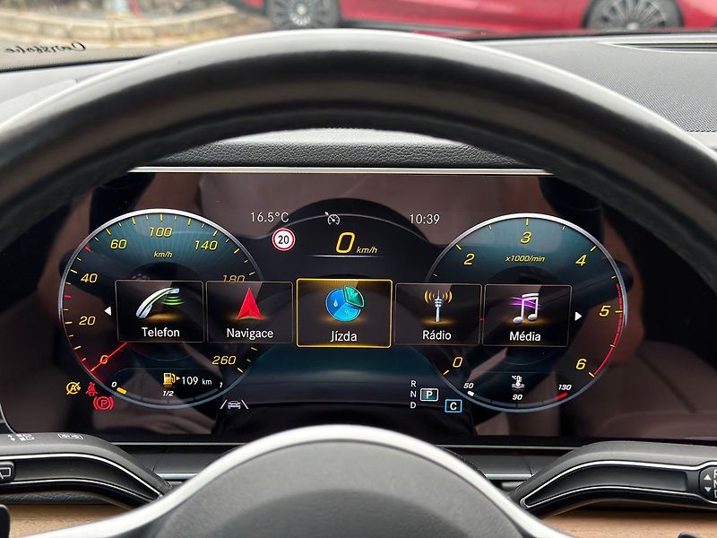 Mercedes-Benz GLE 300 d 4MATIC AMG Burmester - fotka 27 z 37