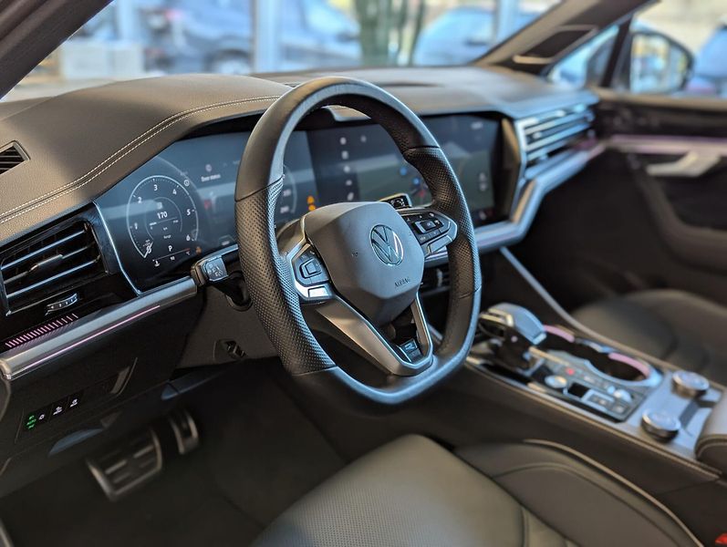 Volkswagen Touareg TDI 210kW R-Line Vzduch Pano H - fotka 10 z 27