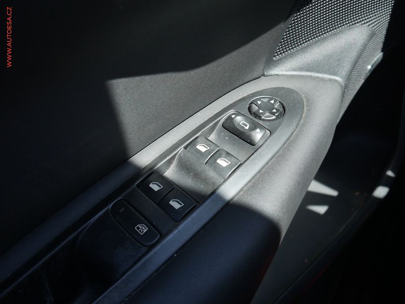 Citroën C4 (2011) 1.4i, ČR, AC, park.asist - fotka 11 z 18