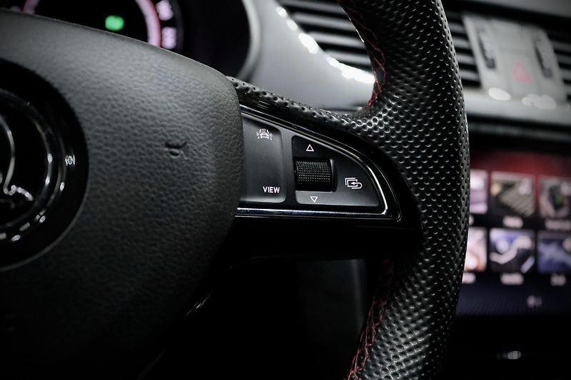 Škoda Octavia 3 FL 2.0 TSI 180 kW DSG RS - fotka 25 z 36