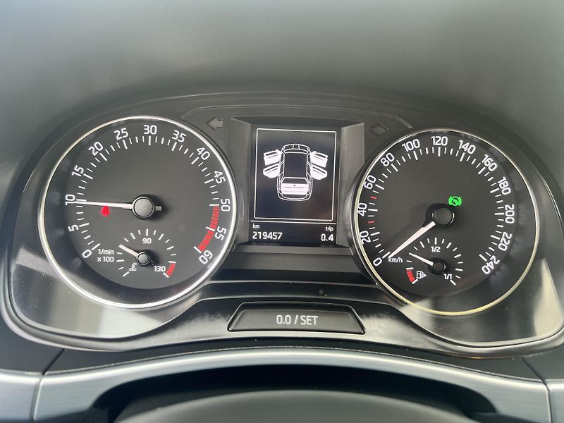 Škoda Fabia 1.4TDI 66KW,DSG,FRONT ASSIST - fotka 34 z 46