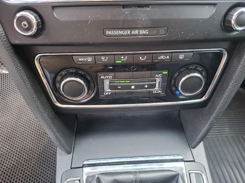 Škoda Superb (2013) 2.0 TDI, 10kW,xenon,facelift - fotka 13 z 15