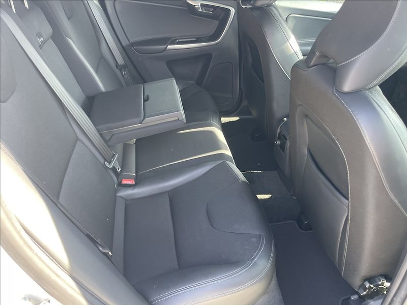 Volvo XC60 2,4 D4 Geartronic Kinetic AWD - fotka 11 z 41