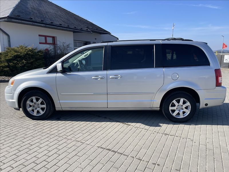 Chrysler Town & Country 3,8 i V6 RT LPG Automat 7míst - fotka 2 z 34
