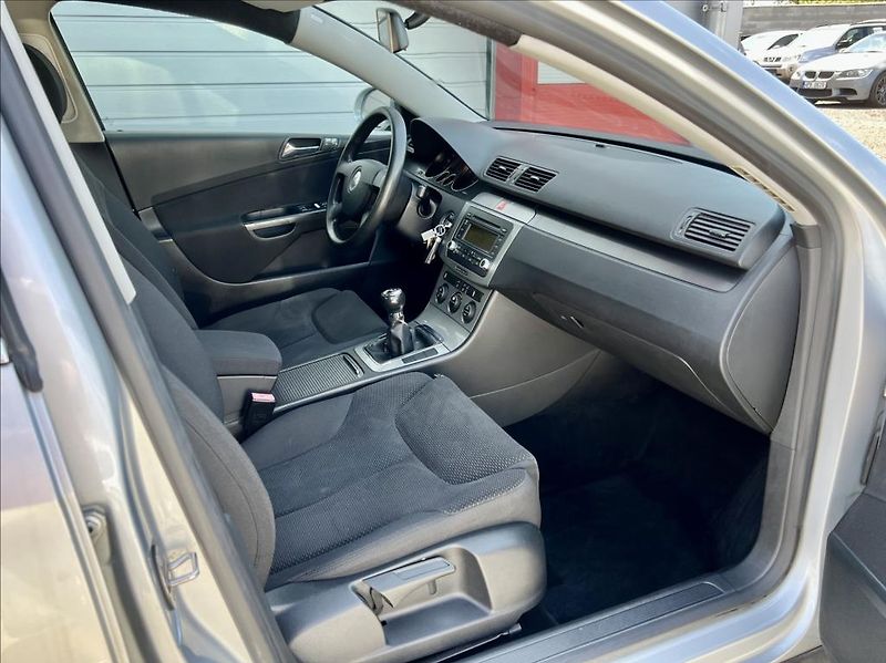 Volkswagen Passat 2,0 FSI  COMFORTLINE - fotka 20 z 28