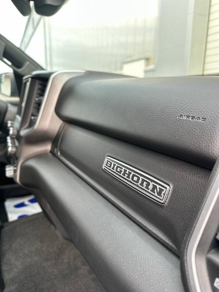 Dodge RAM (2021) 1500 BIG HORN 5.7 V8 HEMI 4x4 - fotka 19 z 31