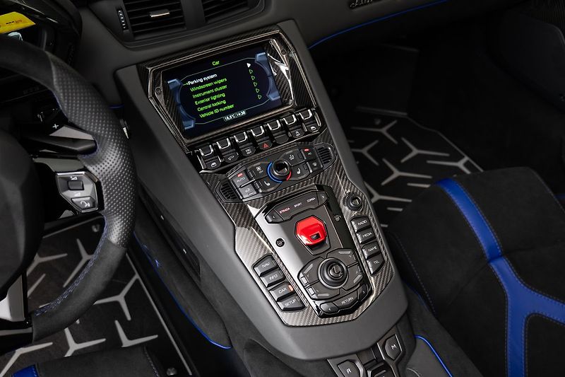 Lamborghini Aventador LP750-4 SV Roadster 1/599 - fotka 9 z 29