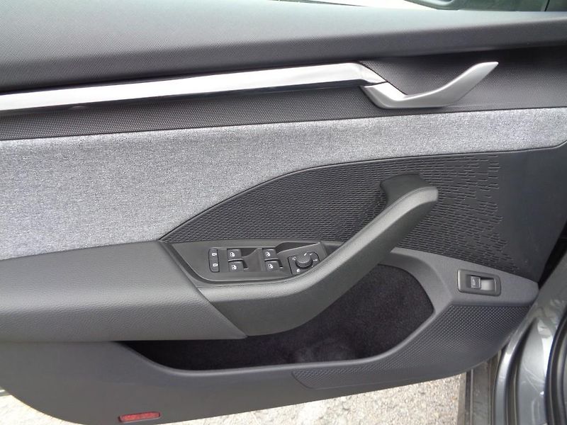 Škoda Octavia COMBI 1.5 eTSI M-HEV Top Selec - fotka 11 z 29