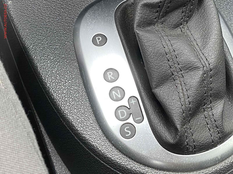 Volkswagen Touran (2013) 2.0 TDi, Comfortline, DSG - fotka 14 z 17