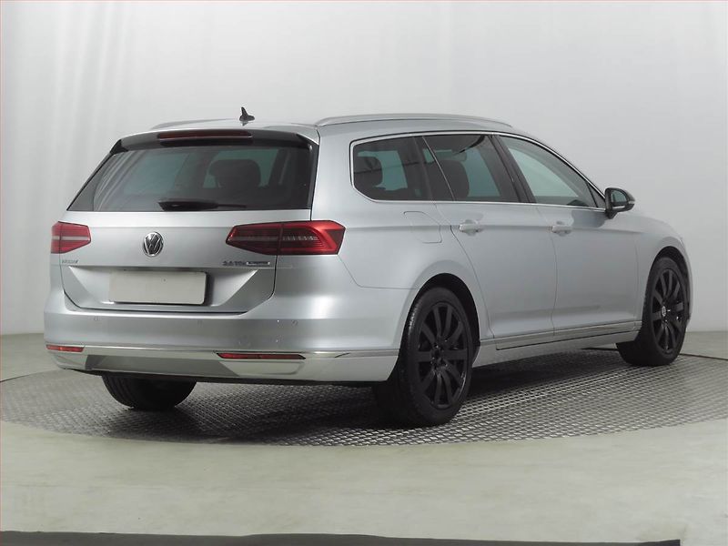 Volkswagen Passat (2016) 2.0 TDI, Automat, Kůže, Navi - fotka 5 z 21