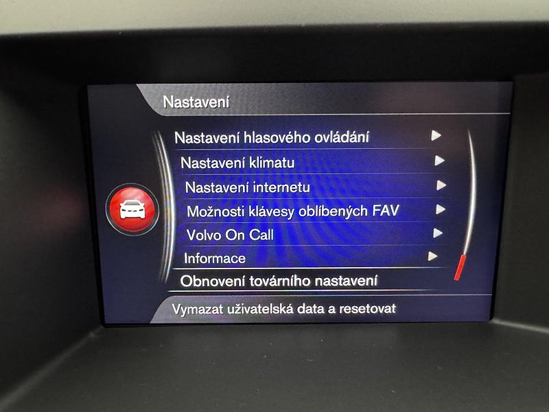 Volvo XC60 D4 R-DESIGN AUT RERERVACE - fotka 43 z 46