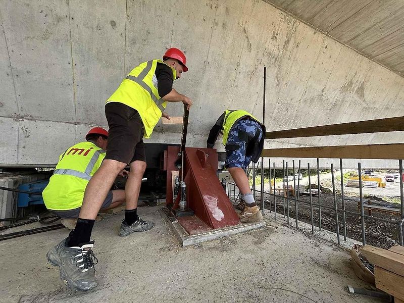 Začal výsuv mostní konstrukce dálniční estakády před silnici I/35 u Opatovce na Svitavsku.