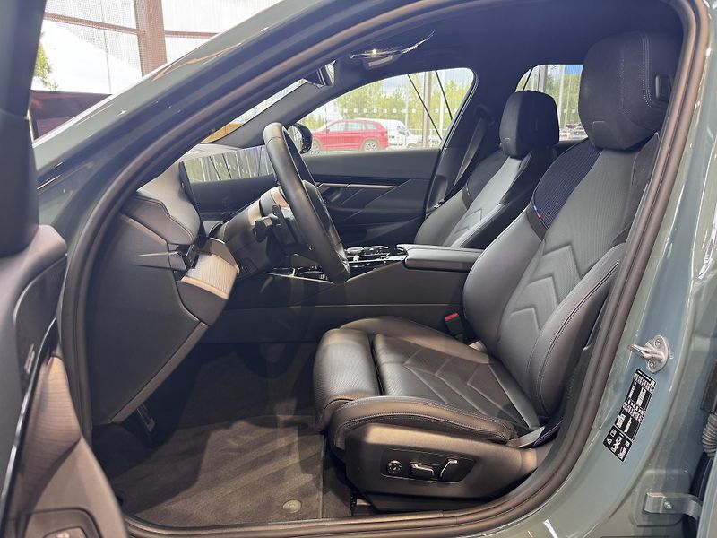 BMW Řada 5 520d xDrive Touring M-Sport - fotka 6 z 29