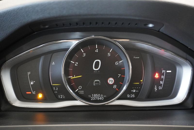 Volvo V60  2,0 T4 R-DESIGN AUTOMAT - fotka 21 z 33