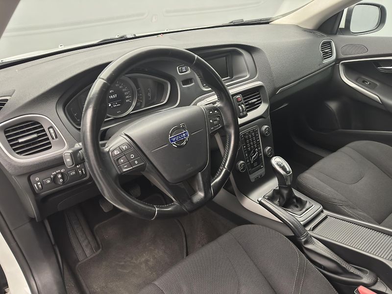 Volvo V40 D2 MOMENTUM CZ - fotka 20 z 39