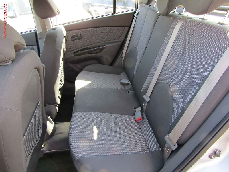 Kia Rio (2012) 1.4i, ČR, AC - fotka 10 z 17