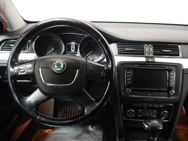Škoda Superb (2011) 2.0 TDi, 1.maj, DSG, navi - fotka 11 z 23
