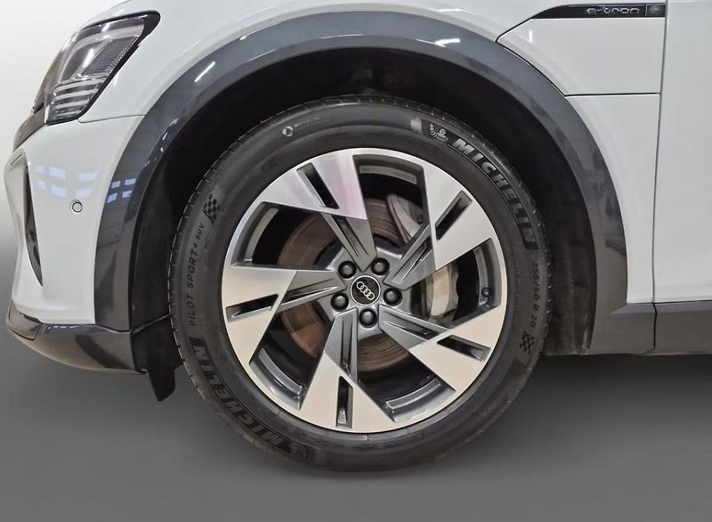 Audi Q8 e-tron 50 Q Kamera Matrix Kůže   - fotka 14 z 15